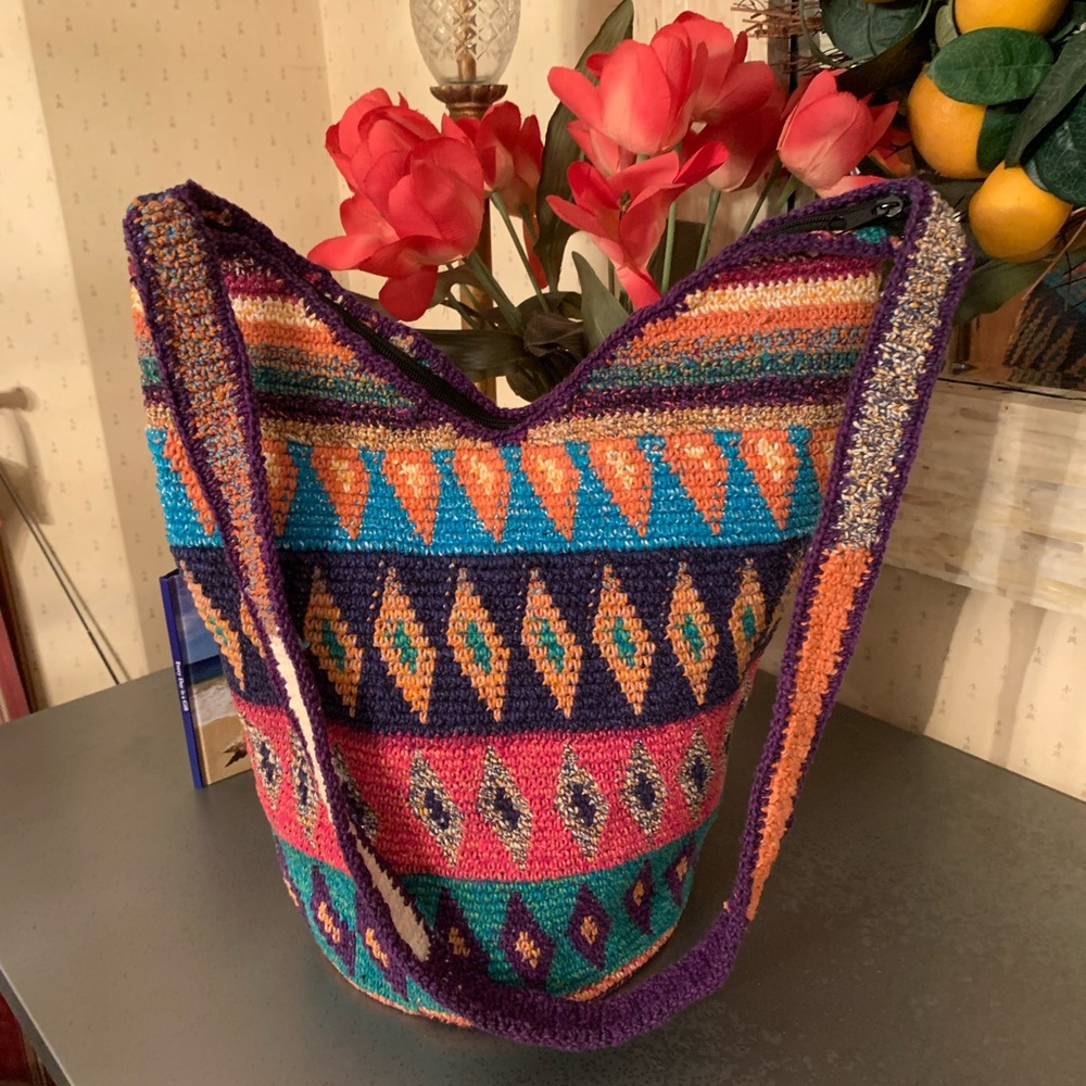 HANDMADE, crochet crossbody bucket bag. GEOMETRIC Pattern. Zips. BEAUTIFUL BAG!